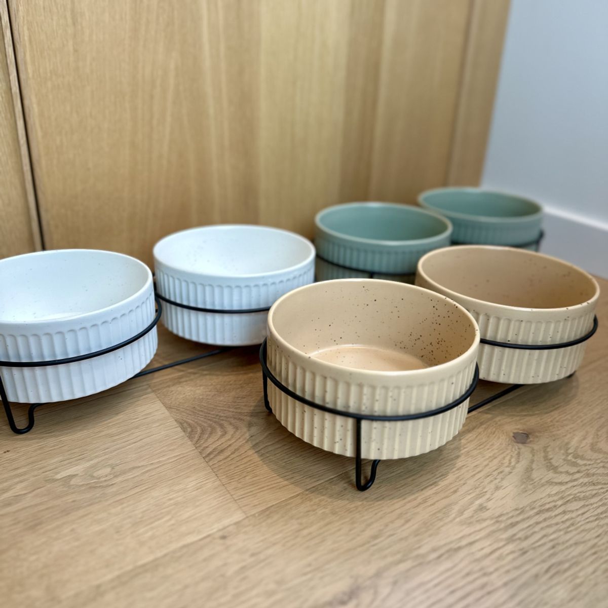 Hvit dobbel hundeskål i keramikk med riller og stålstativ, stor