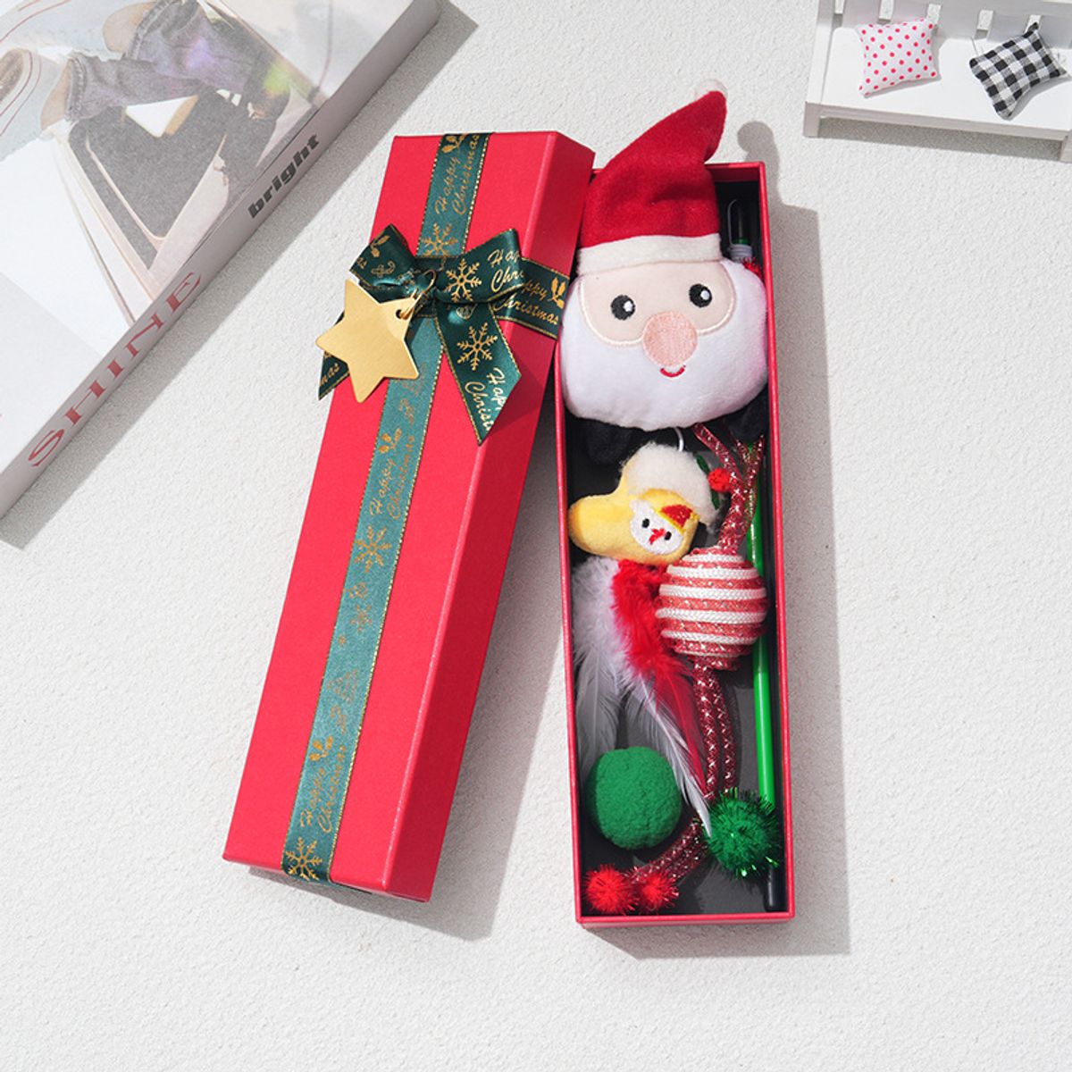 Innpakket julegave til katt med 5 katteleker