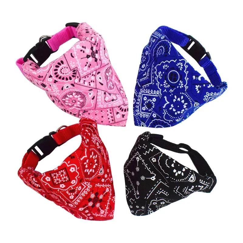 Sort fleksibelt halsbånd med mønstret bandana