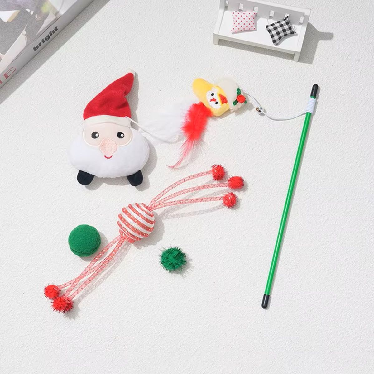 Innpakket julegave til katt med 5 katteleker